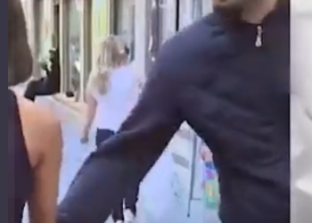 Spagna, giornalista molestata in diretta tv da un passante