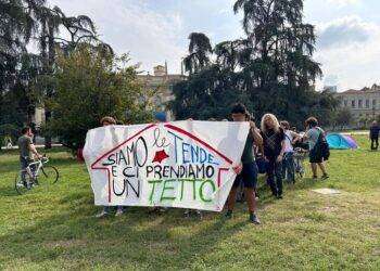 A Milano occupato ex cinema Splendor contro caro affitti