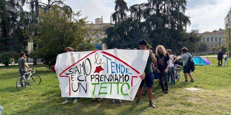 A Milano occupato ex cinema Splendor contro caro affitti