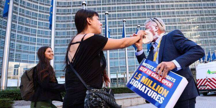 Torte in faccia a Bruxelles per il capo di Ryanair O’Leary