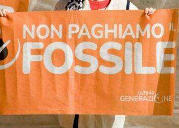 Roma, gli attivisti di Ultima Generazione bloccano l’Appia