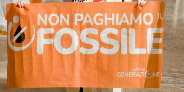 Roma, gli attivisti di Ultima Generazione bloccano l’Appia