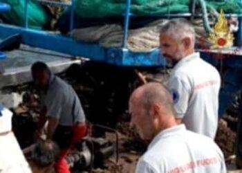 Peschereccio rischia di affondare in porto a Cagliari