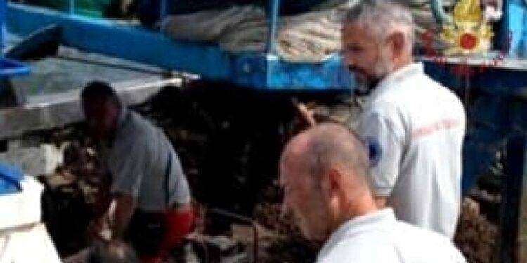 Peschereccio rischia di affondare in porto a Cagliari