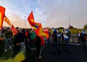Sciopero, lavoratori ex Ilva occupano l’autostrada Roma-Napoli