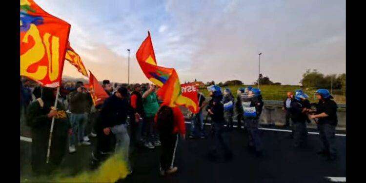 Sciopero, lavoratori ex Ilva occupano l’autostrada Roma-Napoli
