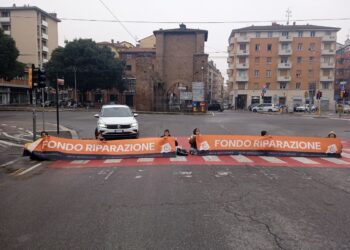 Ultima Generazione Bologna, blocchi stradali e passante si fa arrestare con i manifestanti