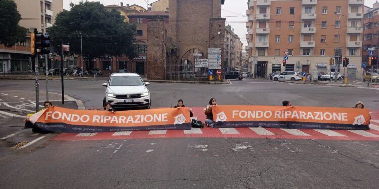 Ultima Generazione Bologna, blocchi stradali e passante si fa arrestare con i manifestanti