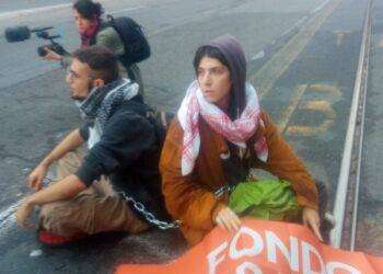 Ultima Generazione Torino, blocco traffico e colorato pavimento della Stazione