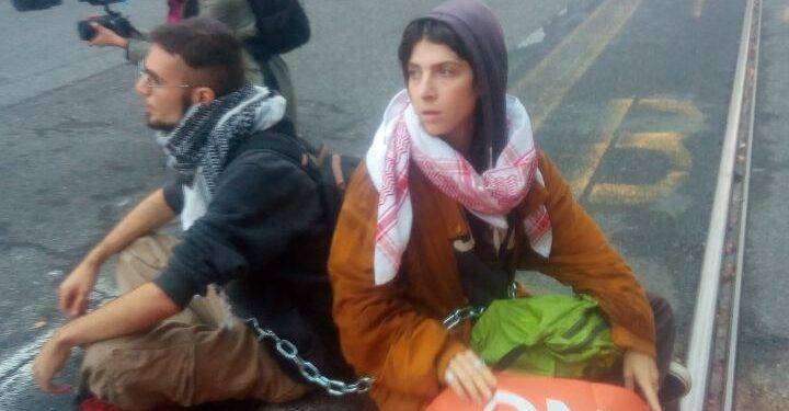 Ultima Generazione Torino, blocco traffico e colorato pavimento della Stazione