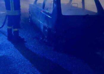 Auto in fiamme a Bosa, intervento dei Vigili del Fuoco