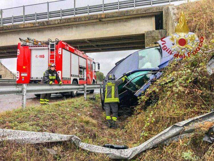 Con l’auto finisce fuori strada: in azione i Vigili del Fuoco