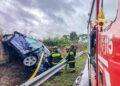 Con l’auto finisce fuori strada: in azione i Vigili del Fuoco