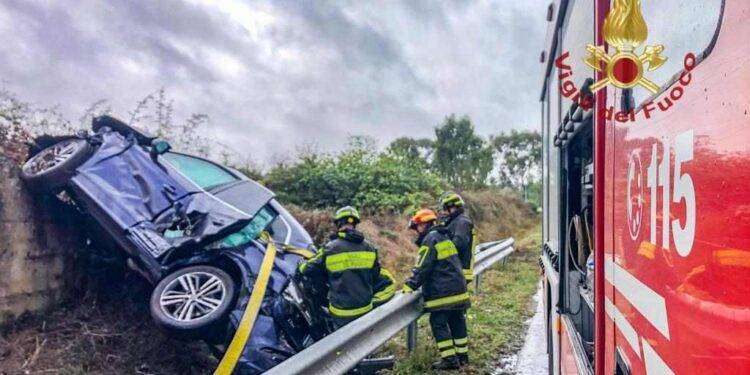 Con l’auto finisce fuori strada: in azione i Vigili del Fuoco