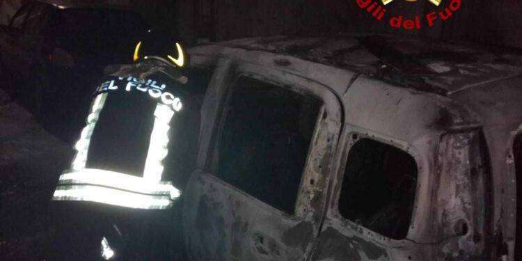 Macomer, auto in fiamme nella notte