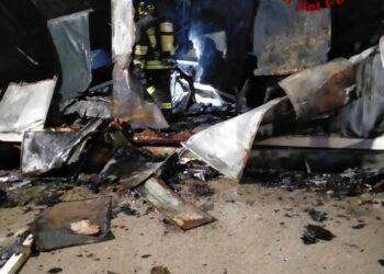 Porto Torres, incendio nell’ex biglietteria del porto