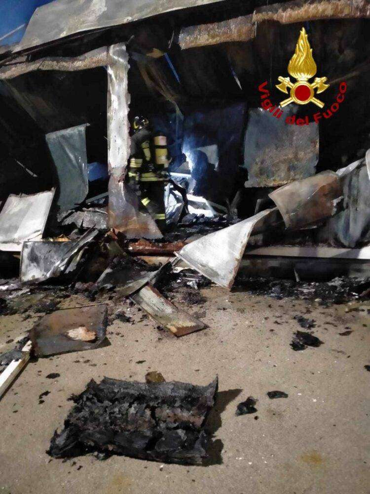 Porto Torres, incendio nell’ex biglietteria del porto