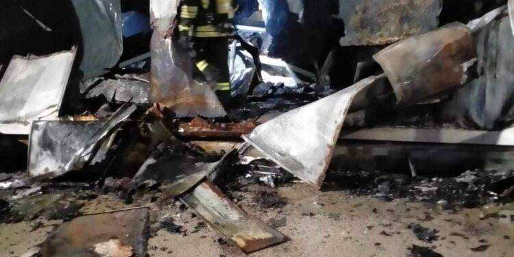 Porto Torres, incendio nell’ex biglietteria del porto