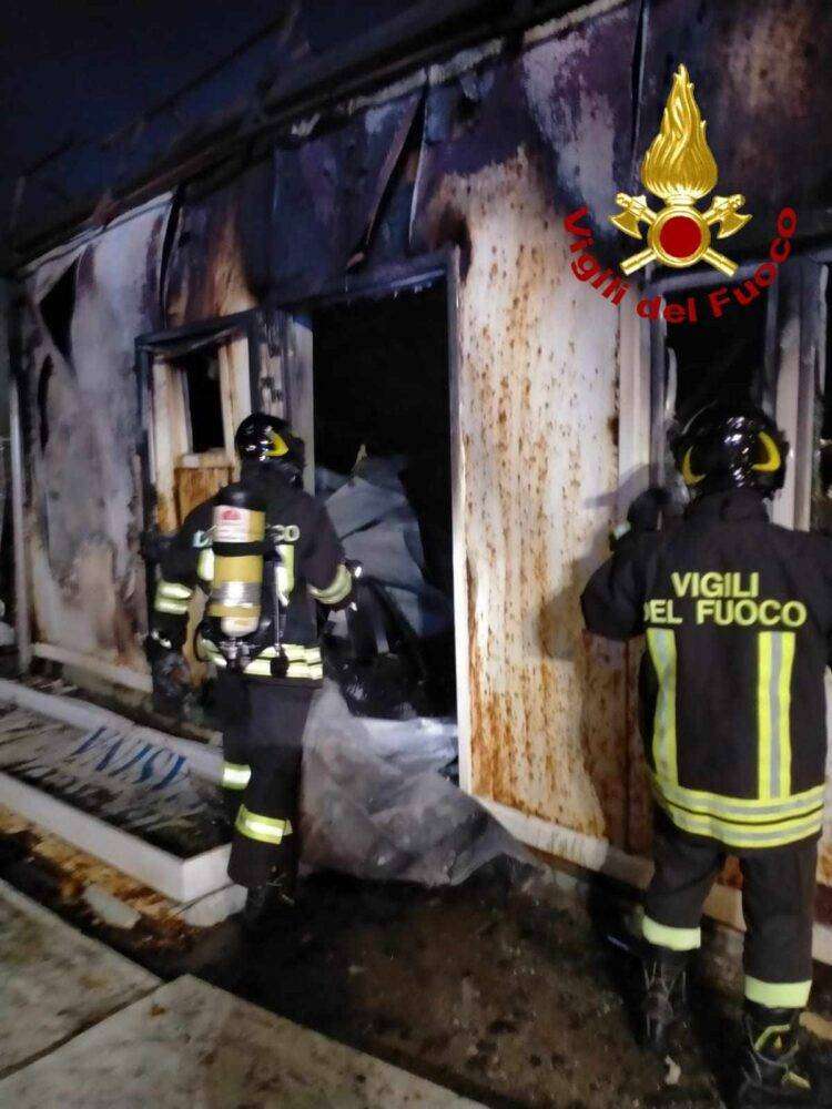 Porto Torres, incendio nell’ex biglietteria del porto