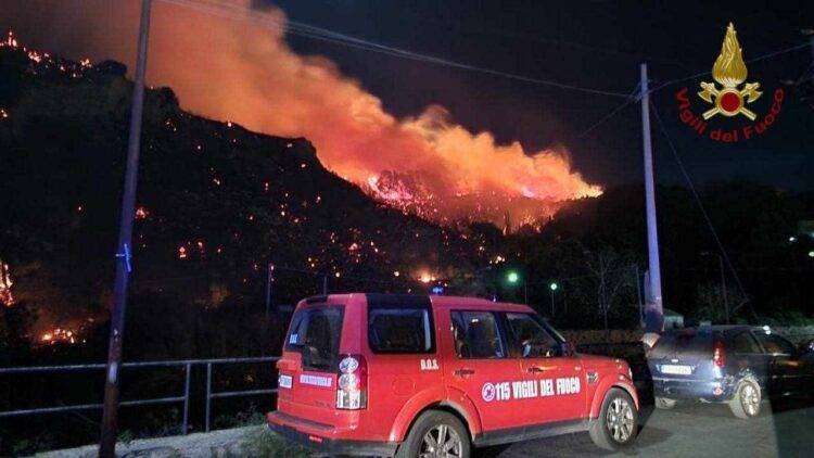Decine di incendi in tutta la Sicilia a causa dello scirocco