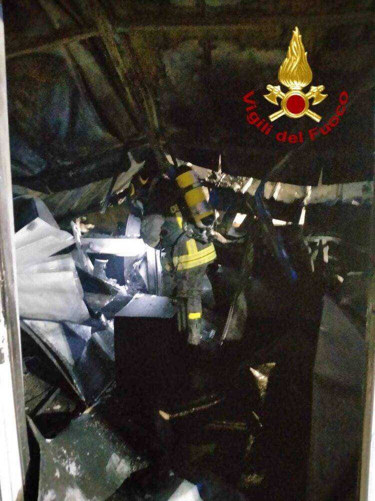 Porto Torres, incendio nell’ex biglietteria del porto