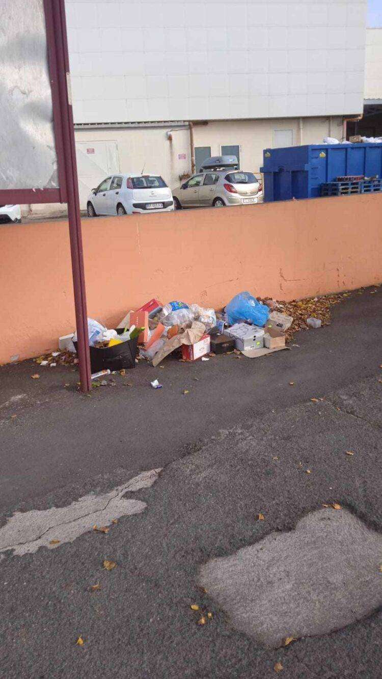Cagliari, rifiuti in via dei Valenzani: tante le segnalazioni dei cittadini