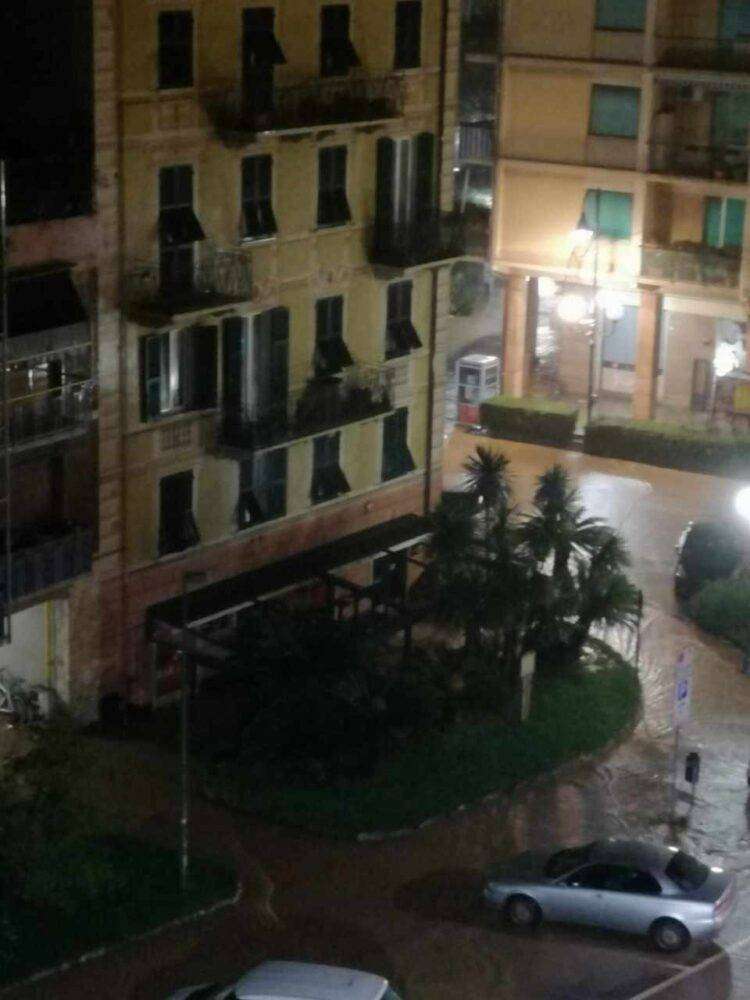 Allerta arancione, nubifragio su Recco e Camogli in Liguria: torrenti in piena e strade allagate