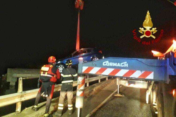 Auto fuori strada finisce sott’acqua: conducente salvato dai Vigili del Fuoco