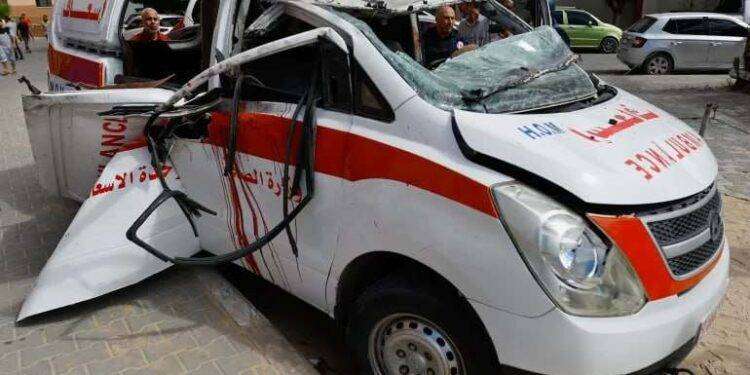 Ambulanza della Mezzaluna Rossa bombardato dai caccia israeliani