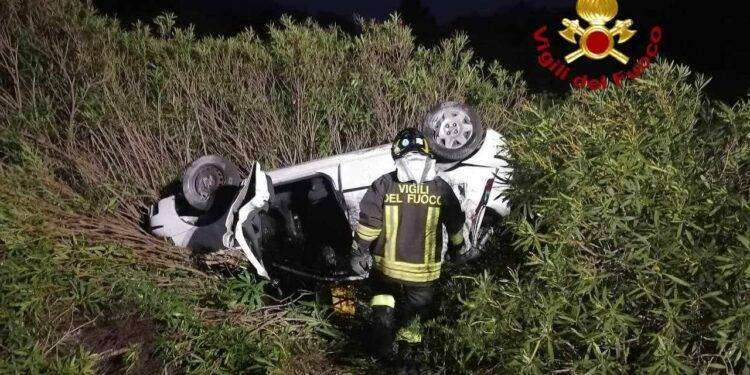 Siniscola, esce di strada e rimane incastrato nell’auto: in azione i Vigili del Fuoco