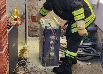 Paura a Oristano, in fiamme le batterie di un impianto fotovoltaico