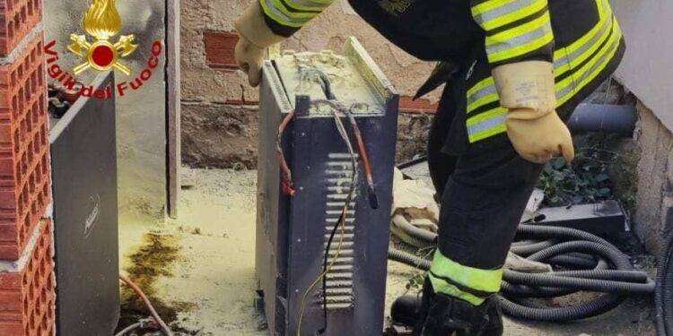 Paura a Oristano, in fiamme le batterie di un impianto fotovoltaico