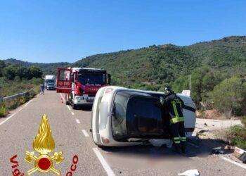 L’auto si ribalta, ferita una donna