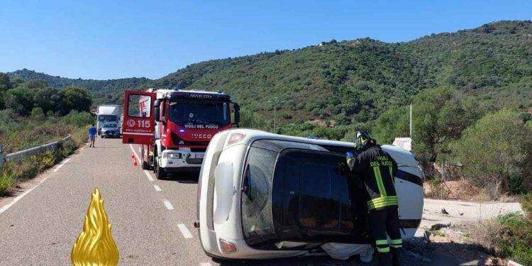 L’auto si ribalta, ferita una donna