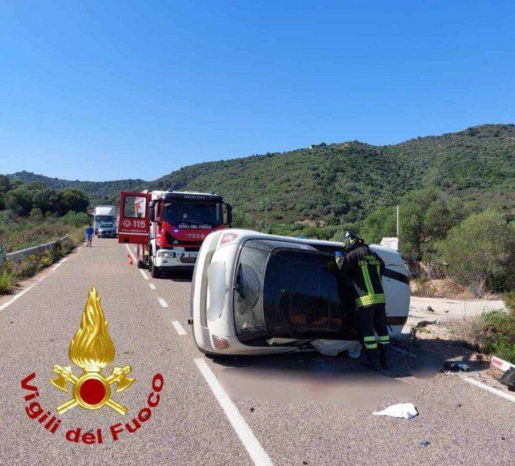 L’auto si ribalta, ferita una donna