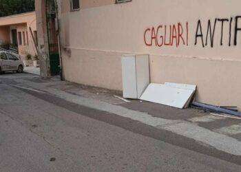 Armadio abbandonato da due settimane in viale Fra Ignazio a Cagliari