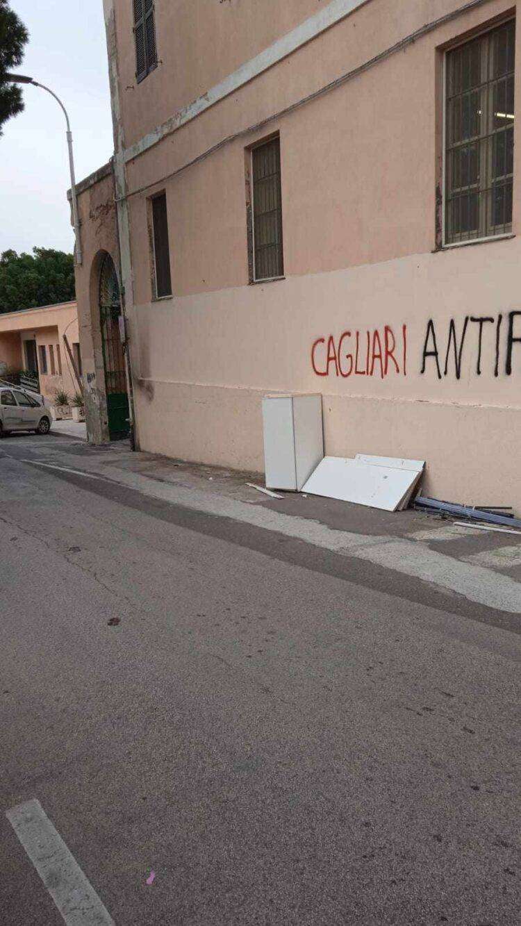Armadio abbandonato da due settimane in viale Fra Ignazio a Cagliari