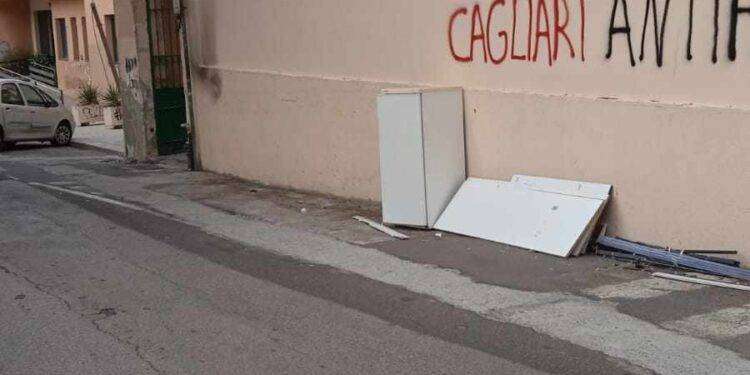 Armadio abbandonato da due settimane in viale Fra Ignazio a Cagliari