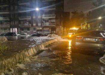 Maltempo, violento nubifragio a Milano: esonda il Seveso