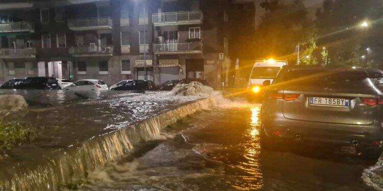 Maltempo, violento nubifragio a Milano: esonda il Seveso