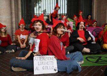 Ambientalisti, bloccato il ministero dei trasporti