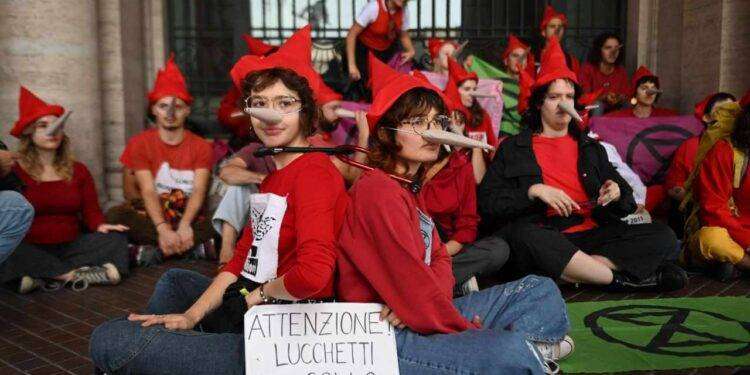 Ambientalisti, bloccato il ministero dei trasporti