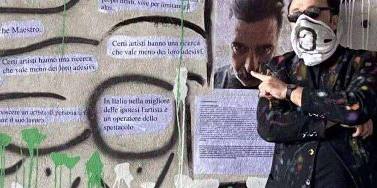 Demolita l’installazione critica verso lockdown e vaccini imposti!