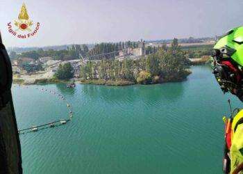 Bondeno (Fe), elicottero in una cava d’acqua: Vigili del fuoco al lavoro dalla tarda mattinata