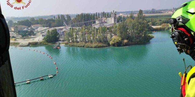 Bondeno (Fe), elicottero in una cava d’acqua: Vigili del fuoco al lavoro dalla tarda mattinata