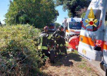 Motociclista perde il controllo e cade in cunetta