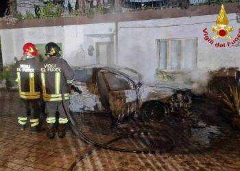 Auto in fiamme nella notte a Gavoi: intervengono i Vigili del fuoco