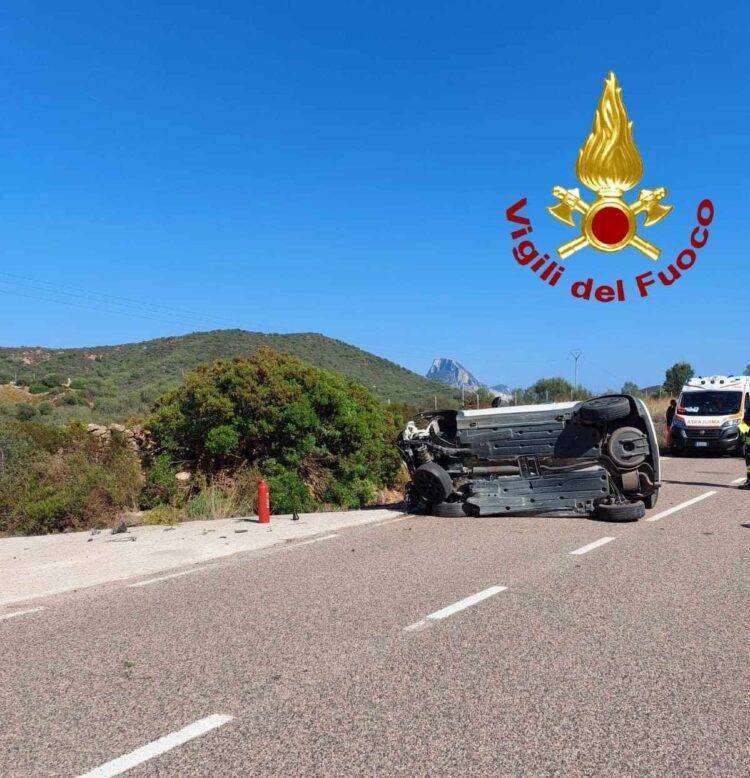 L’auto si ribalta, ferita una donna