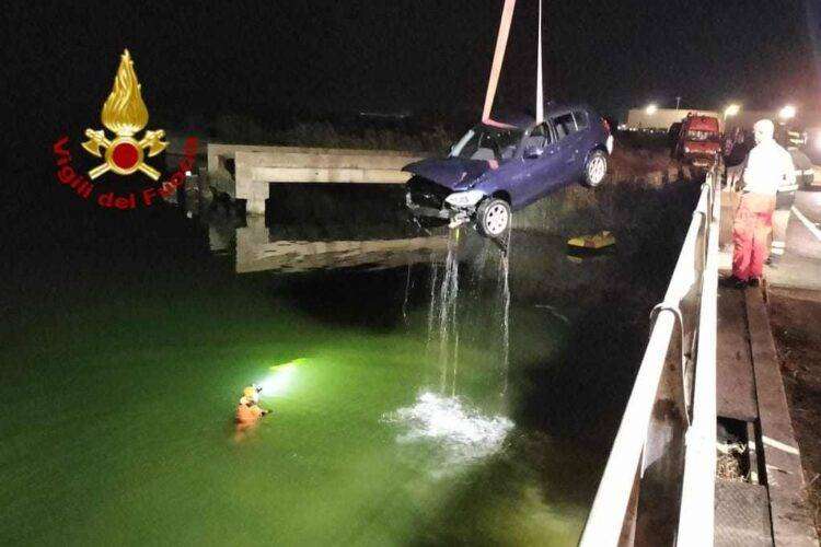 Auto fuori strada finisce sott’acqua: conducente salvato dai Vigili del Fuoco