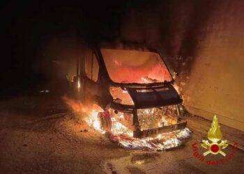 Sassari, in fiamme furgone: intervento dei Vigili del Fuoco